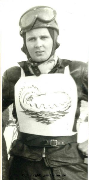 Rainer Björklund
Vem vet något om denna bild?
Ser ut som Storsjöodjuret på västen!
Mannen heter Rainer Björklund och bilden är troligen från ungefär 1960.
