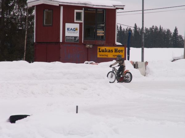 Provapådag isracing
Rolf kör is-speedway
