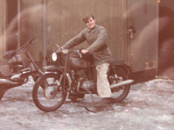 Veteran på skidor
Janne Jonsson på arméhoj (Monark - Jawa) med skidor
